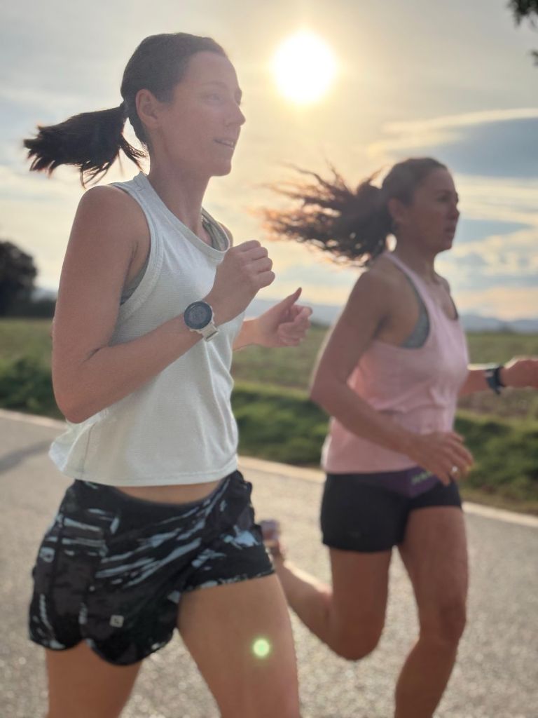 Laura Ramírez corriendo al atardecer - Entrenament trail running